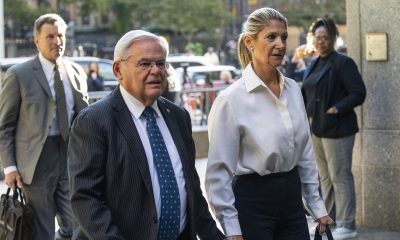 El senador estadounidense Bob Menéndez (i) y su esposa, Nadine Menéndez, llegan a un tribunal de Manhattan, Nueva York (EE.UU.), este 27 de septiembre de 2023. EFE/Eduardo Muñoz