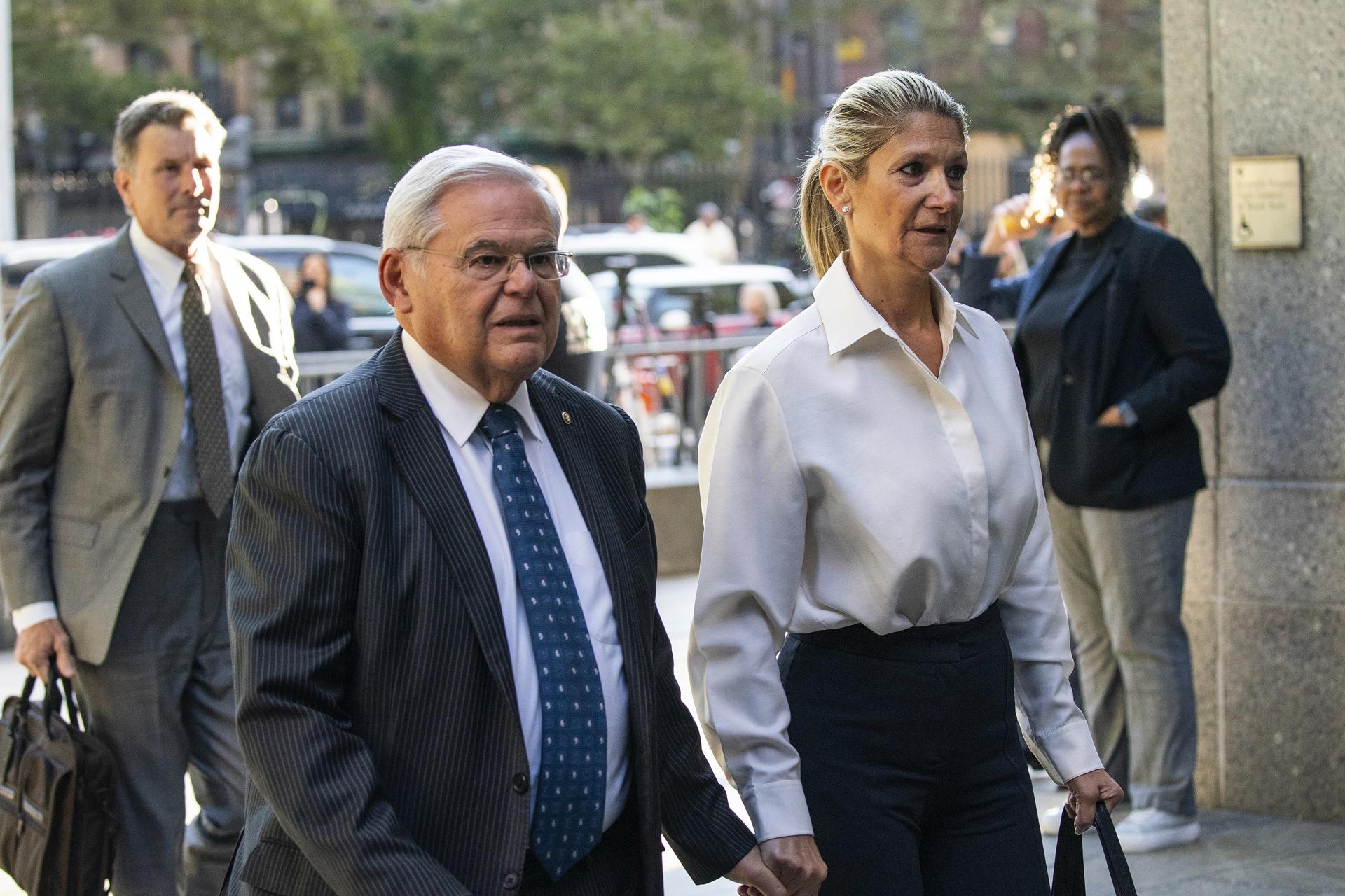 El senador estadounidense Bob Menéndez (i) y su esposa, Nadine Menéndez, llegan a un tribunal de Manhattan, Nueva York (EE.UU.), este 27 de septiembre de 2023. EFE/Eduardo Muñoz