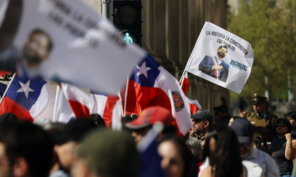 Simpatizantes del presidente chileno, Gabriel Boric, participan en una manifestación de apoyo al mandatario hoy, en el Palacio de La Moneda, en Santiago (Chile). EFE/ Elvis González