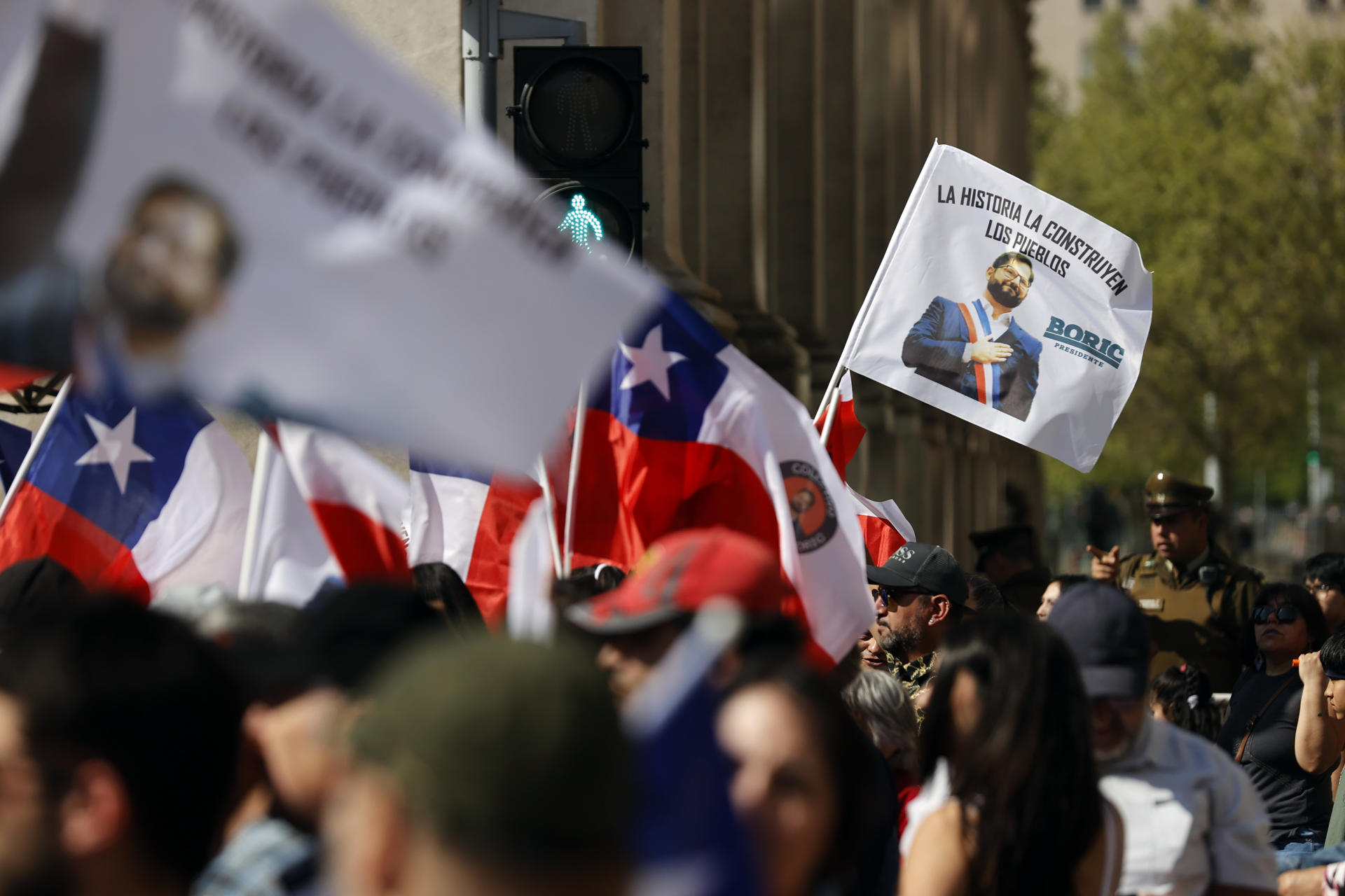 Simpatizantes del presidente chileno, Gabriel Boric, participan en una manifestación de apoyo al mandatario hoy, en el Palacio de La Moneda, en Santiago (Chile). EFE/ Elvis González
