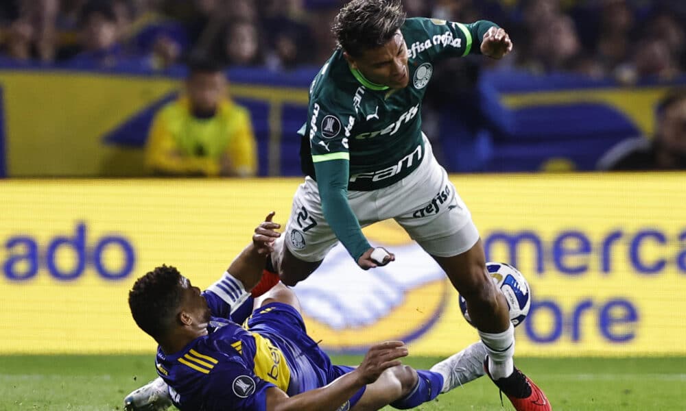 Frank Fabra (abajo) de Boca disputa un balón con Richard Ríos de Palmeiras hoy, en un partido de las semifinales de la Copa Libertadores entre Boca Juniors y Palmeiras en el estadio La Bombonera en Buenos Aires (Argentina). EFE/ Juan Ignacio Roncoroni