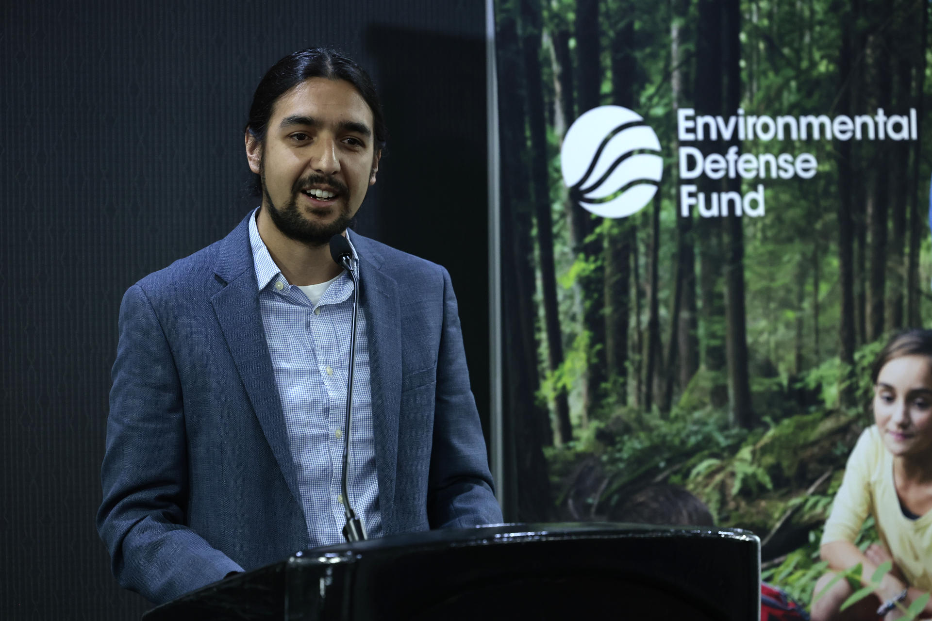 El científico del Fondo para la Defensa del Medio Ambiente, Daniel Zavala Araiza, habla durante una rueda de prensa hoy en Ciudad de México (México). EFE/José Méndez