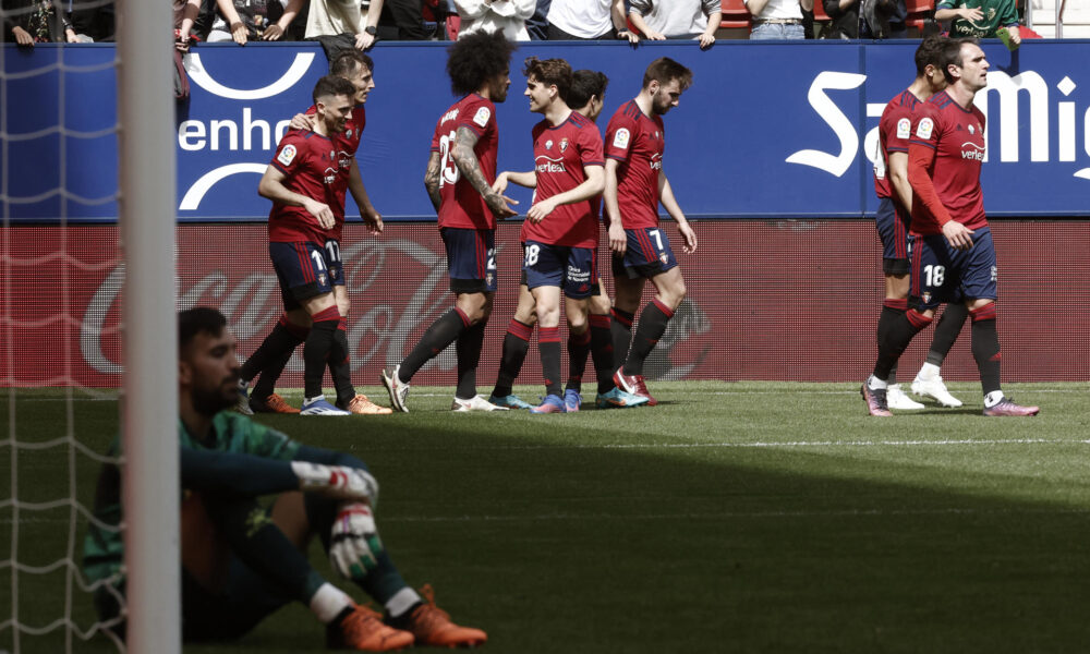 El delantero del Osasuna Ante Budimir celebra con sus compañeros su gol ante el Alavés en el estadio El Sadar en Pamplona en una foto de archivo de Jesús Diges. EFE