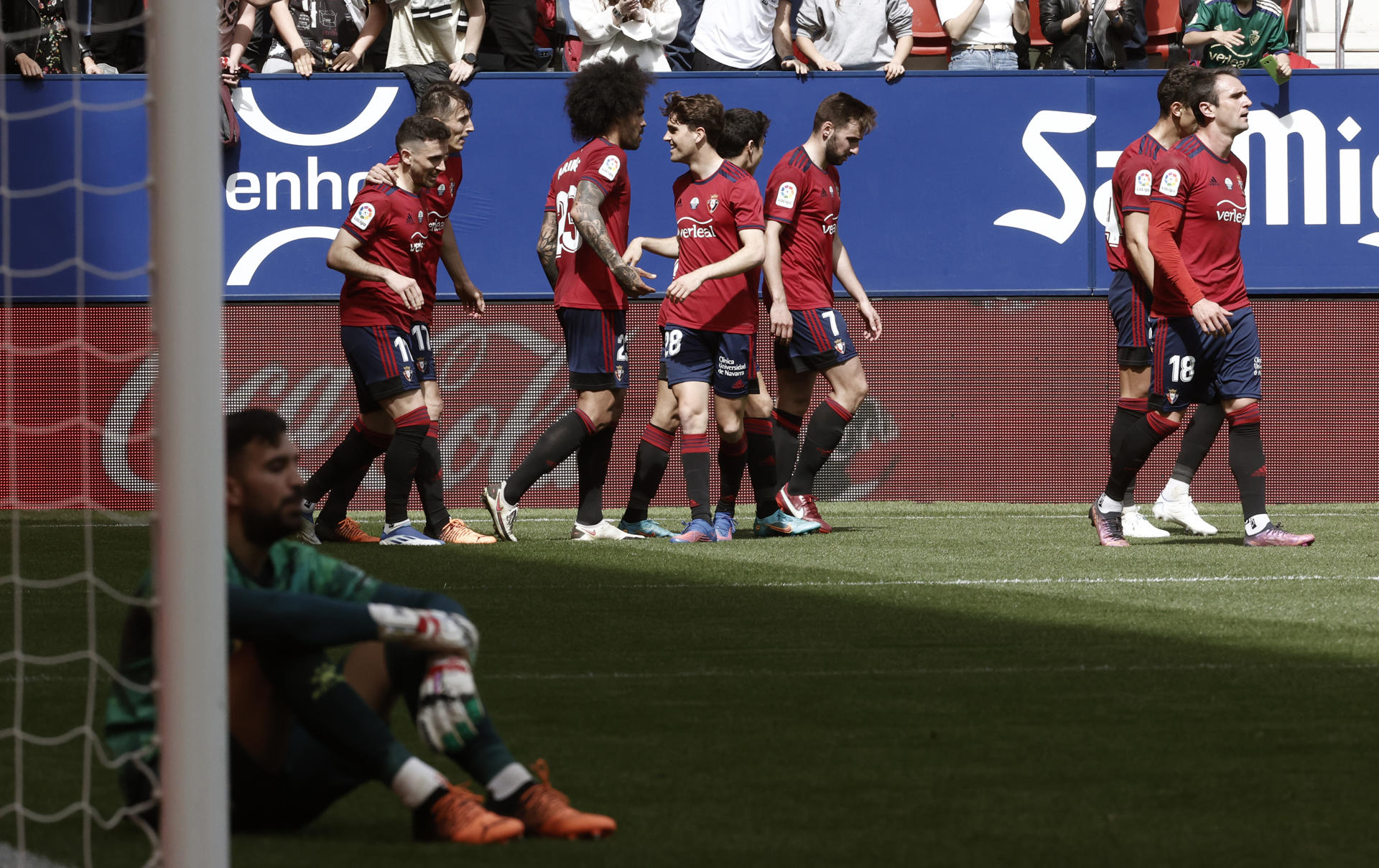 El delantero del Osasuna Ante Budimir celebra con sus compañeros su gol ante el Alavés en el estadio El Sadar en Pamplona en una foto de archivo de Jesús Diges. EFE