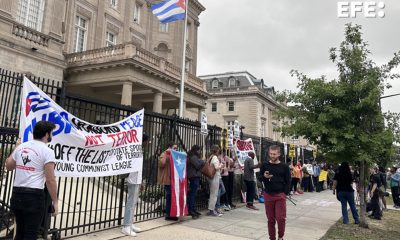 Personas se manifiestan , frente a la embajada de Cuba en Washington (EEUU), en una fotografía de archivo. EFE/ Octavio Guzmán
