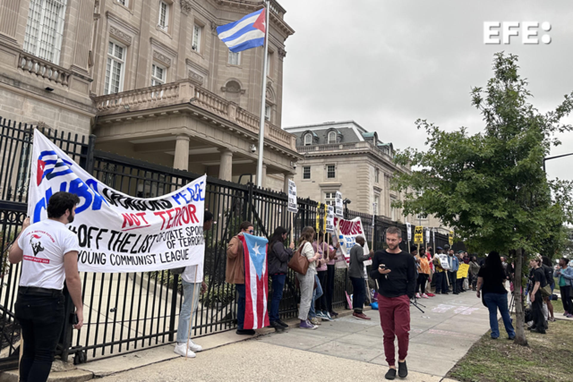 Personas se manifiestan , frente a la embajada de Cuba en Washington (EEUU), en una fotografía de archivo. EFE/ Octavio Guzmán