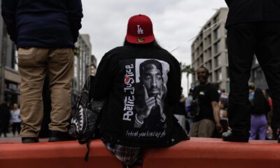 Vista de varias personas que recuerdan a la estrella del hiphop Tupac Shakur cerca del Paseo de la Fama de Hollywood en junio de 2023. EFE/ Etienne Laurent