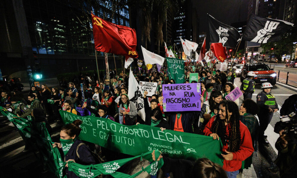 Cientos de personas fueron registradas este jueves, 28 septiembre, al movilizarse con motivo del Día Latinoamericano por la Despenalización y Legalización del Aborto, en Sao Paulo (Brasil). EFE/Isaac Fontana