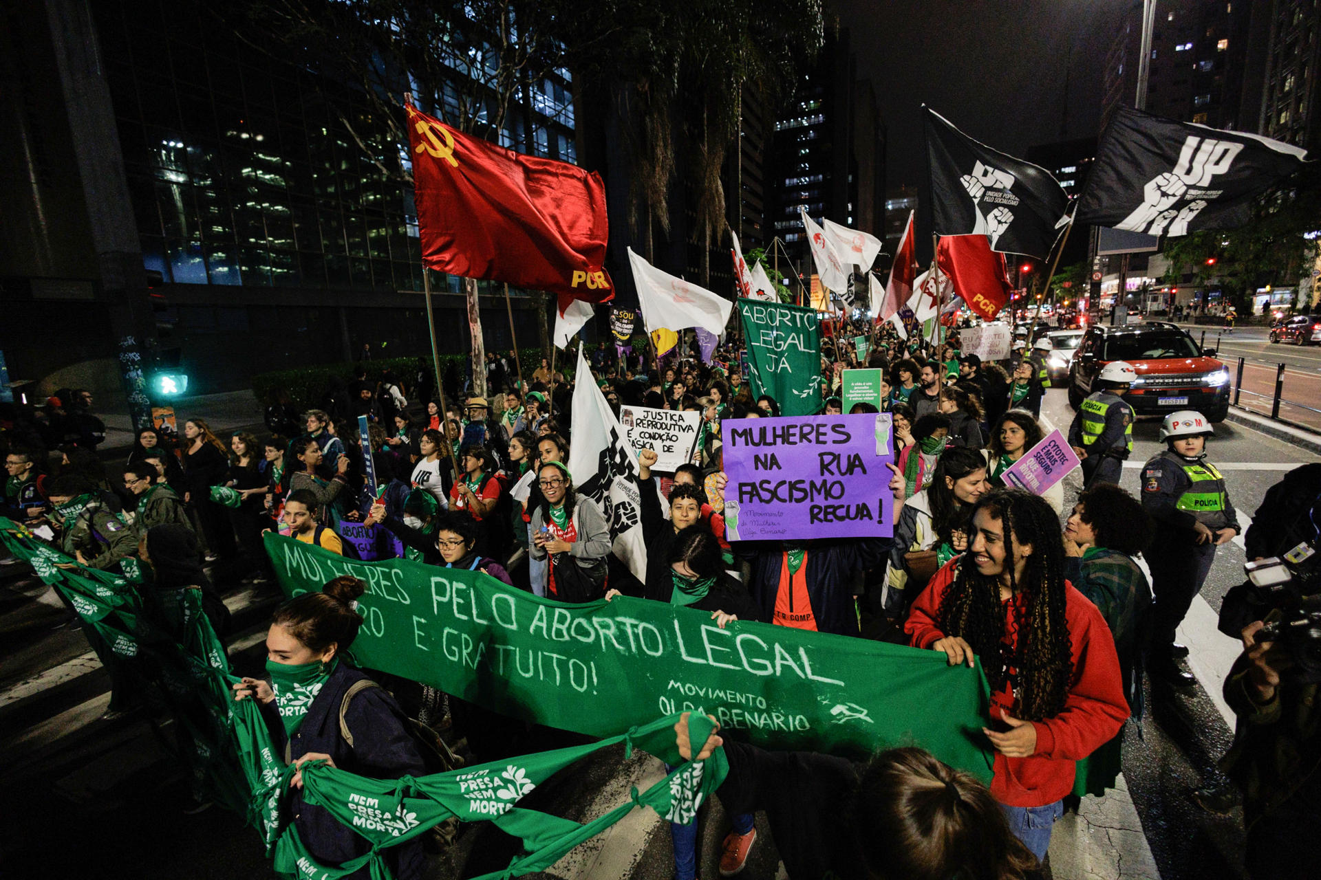 Cientos de personas fueron registradas este jueves, 28 septiembre, al movilizarse con motivo del Día Latinoamericano por la Despenalización y Legalización del Aborto, en Sao Paulo (Brasil). EFE/Isaac Fontana