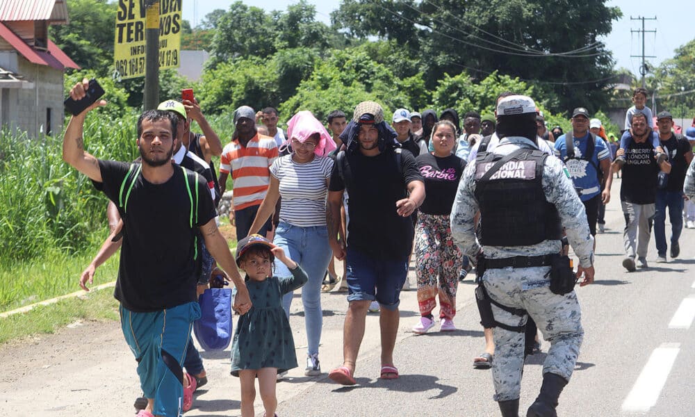 Migrantes de origen venezolano caminan en caravana en su intento por llegar a la frontera norte en la ciudad de Tapachula, Chiapas (México). Imagen de archivo. EFE/Juan Manuel Blanco