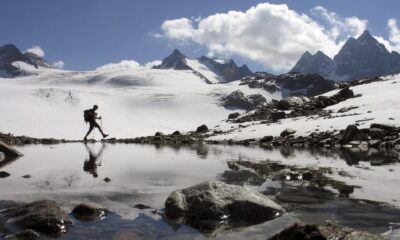 Imagen de archivo que muestra a un montañero caminando por la zona de los glaciares Silvretta, cerca deKlosters, Suiza. EFE/Arno Balzarini
