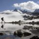 Imagen de archivo que muestra a un montañero caminando por la zona de los glaciares Silvretta, cerca deKlosters, Suiza. EFE/Arno Balzarini