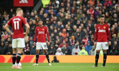 Los jugadores del Manchester United Raphael Varane (C) y Casemiro (d) se lamentan tras la derrota de su equipo ante el Crystal Palace, en Manchester, Reino Unido. EFE/EPA/PETER POWELL