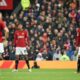 Los jugadores del Manchester United Raphael Varane (C) y Casemiro (d) se lamentan tras la derrota de su equipo ante el Crystal Palace, en Manchester, Reino Unido. EFE/EPA/PETER POWELL