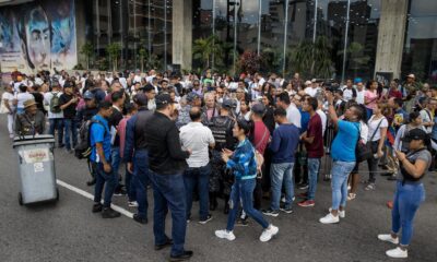 Varias personas participan en una protesta en Caracas (Venezuela). EFE/ Miguel Gutiérrez
