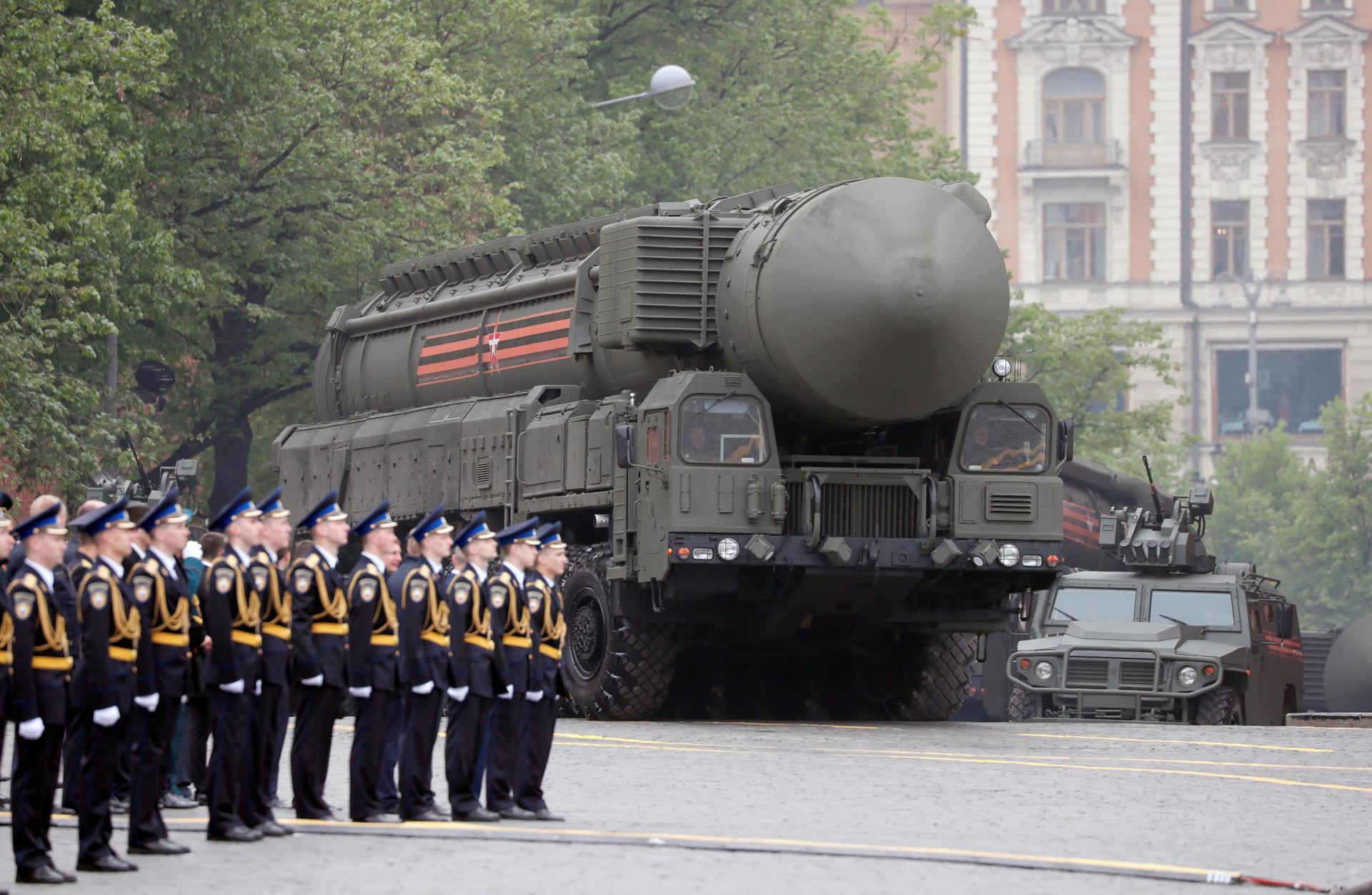 Un misil nuclear estratégico RS-24 Yars ruso en un desfile militar en la Plaza Roja de Moscú. EFE/Yuri Kochetkov
