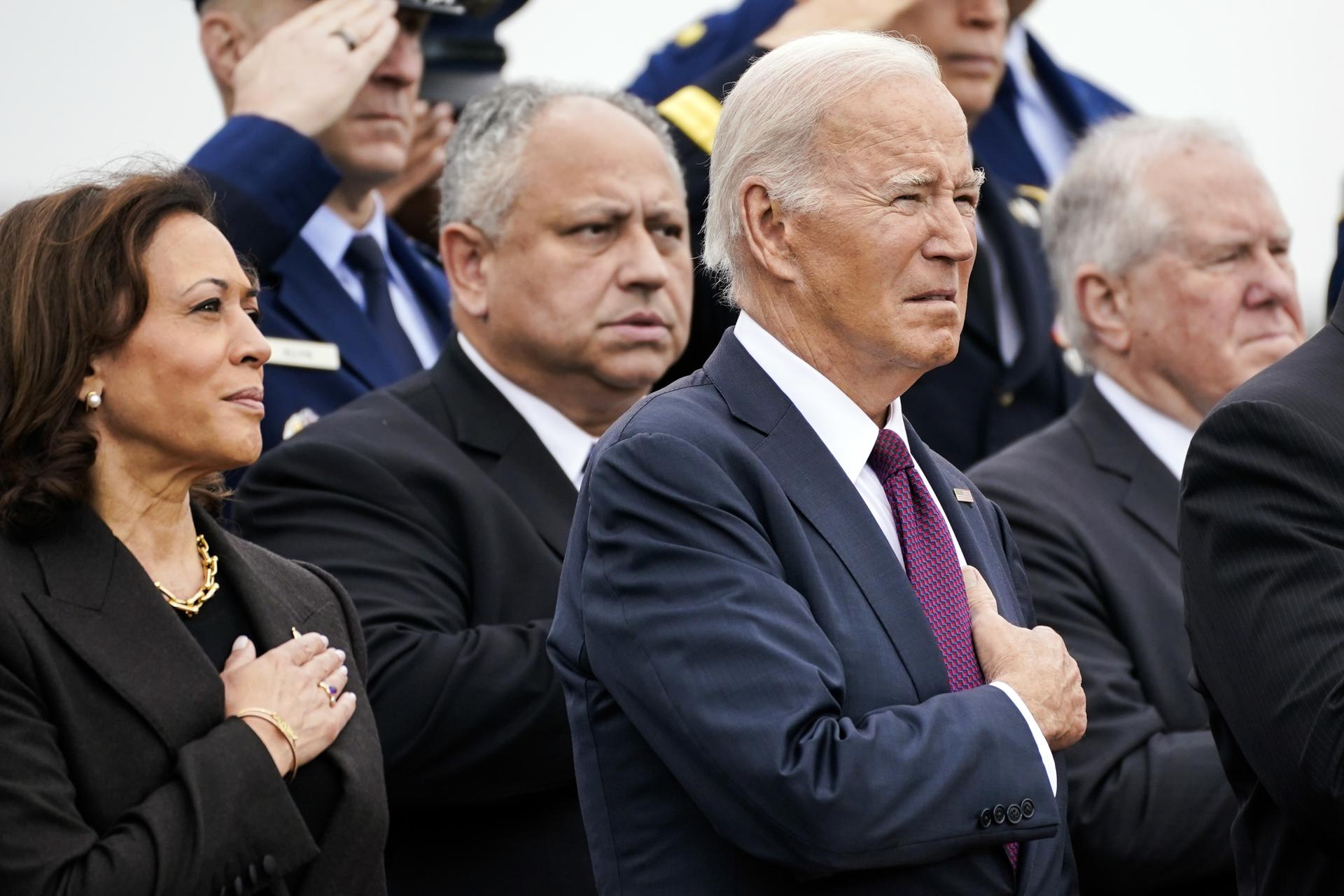 La vicepresidenta estadounidense Kamala Harris (izq.) y el presidente estadounidense Joe Biden escuchan durante una ceremonia en el tributo de despedida de las Fuerzas Armadas en honor del vigésimo Presidente del Estado Mayor Conjunto, el general Mark A. Milley. EFE/EPA/Nathan Howard/Pool
