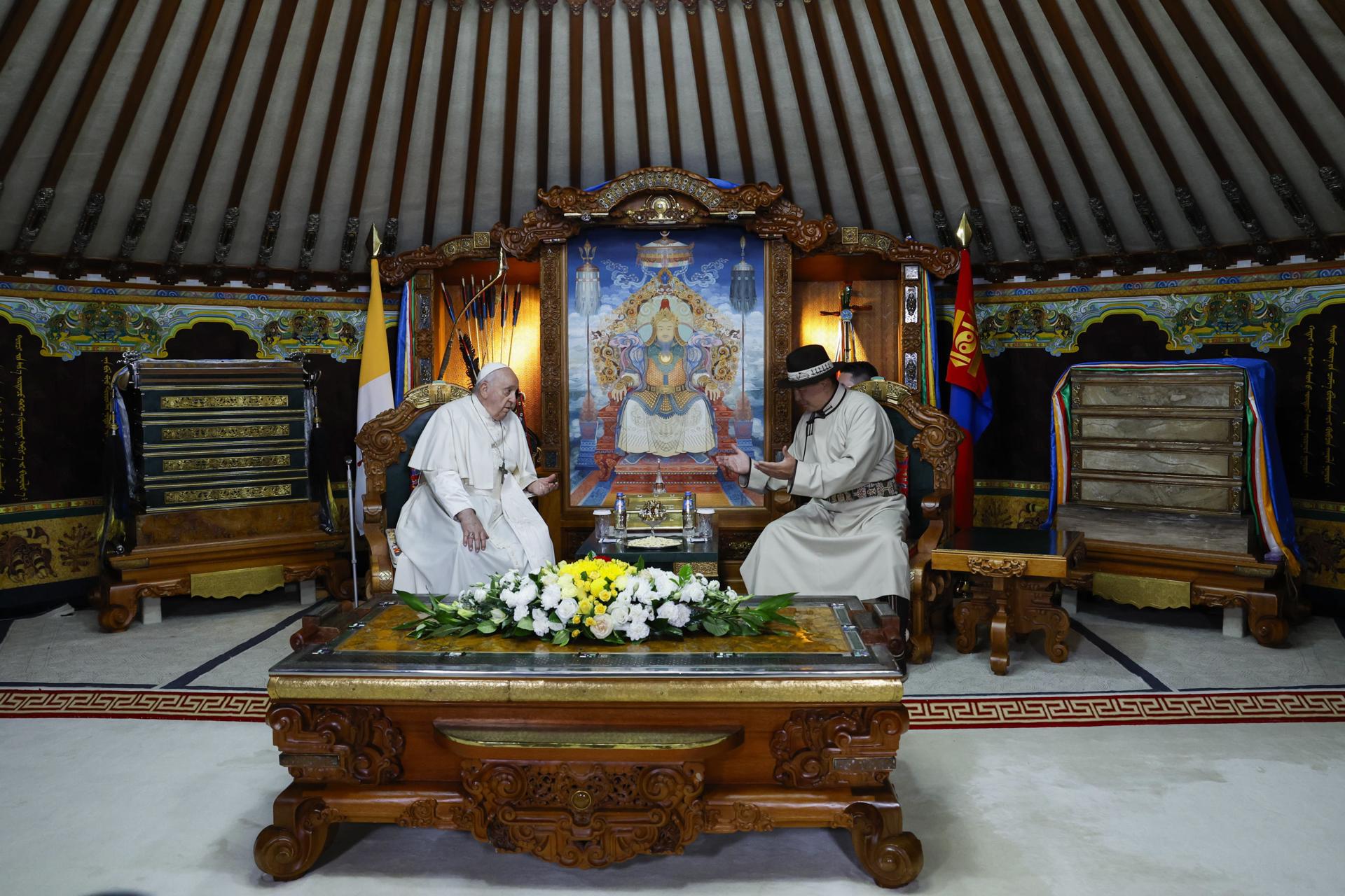 El papa Francisco con el presidente de Mongolia, Ukhnaagiin Khurelsukh (D).
 EFE/EPA/REMO CASILLI / POOL