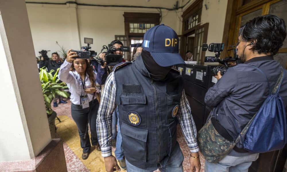 Miembros del Ministerio Público realizan un operativo en el Tribunal Supremo Electoral de Guatemala, en una fotografía de archivo. EFE/Esteban Biba