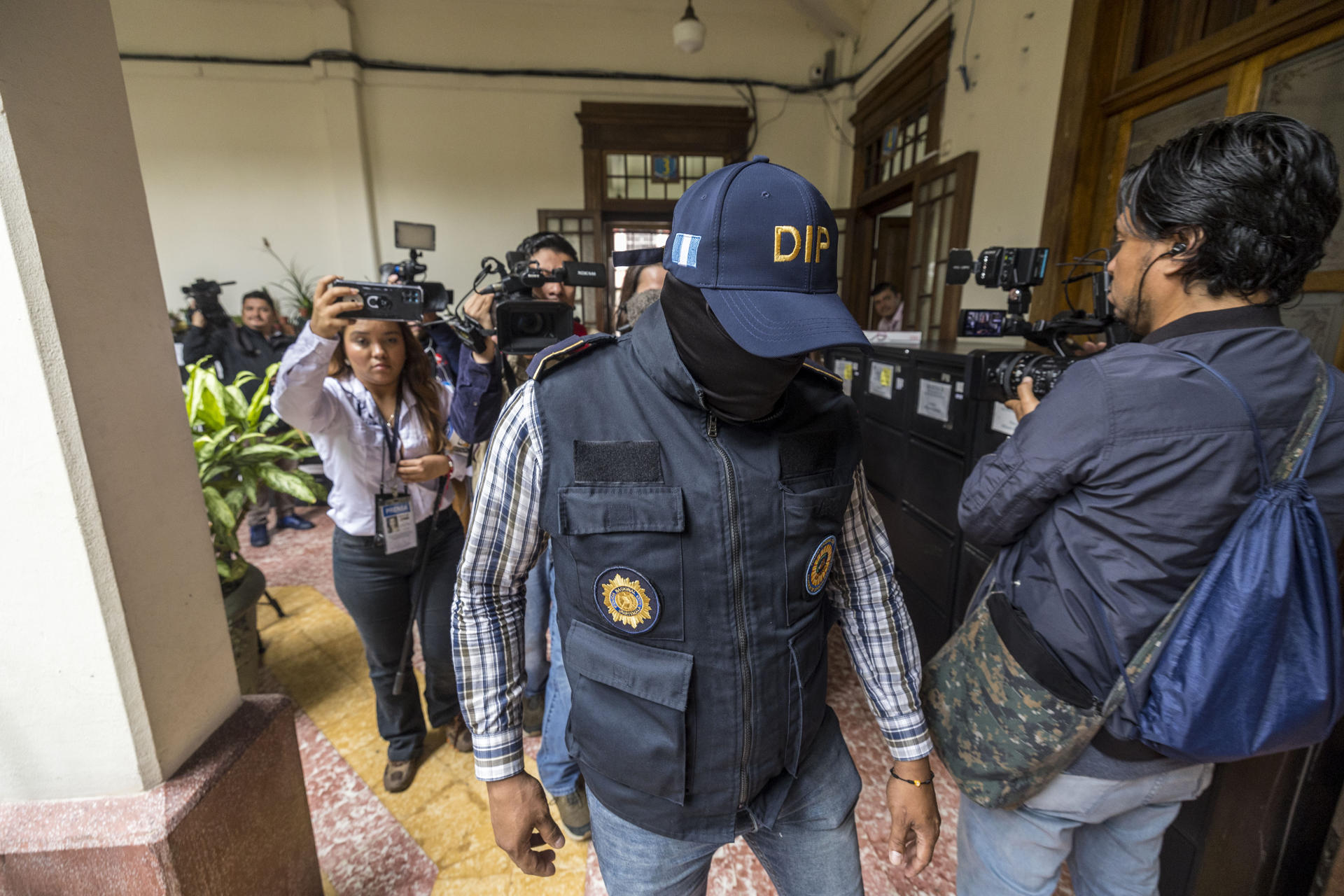 Miembros del Ministerio Público realizan un operativo en el Tribunal Supremo Electoral de Guatemala, en una fotografía de archivo. EFE/Esteban Biba