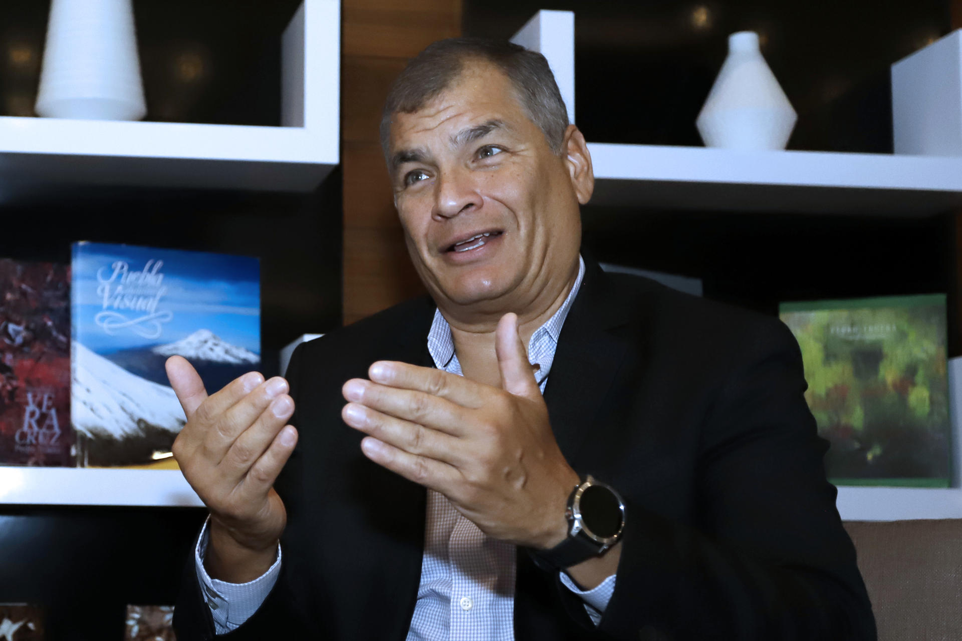 El expresidente de Ecuador Rafael Correa habla durante una entrevista con EFE, el 29 de septiembre de 2023, antes de la inauguración del IX Encuentro "En Unidad Avanzamos", en Puebla (México). EFE/ Hilda Ríos