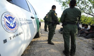 Fotografía de archivo en la que se registró a miembros de la Patrulla Fronteriza de Estados Unidos, al vigilar el paso ilegal de migrantes por el río Grande, en McAllen (Texas, EE.UU.). EFE/Larry W. Smith