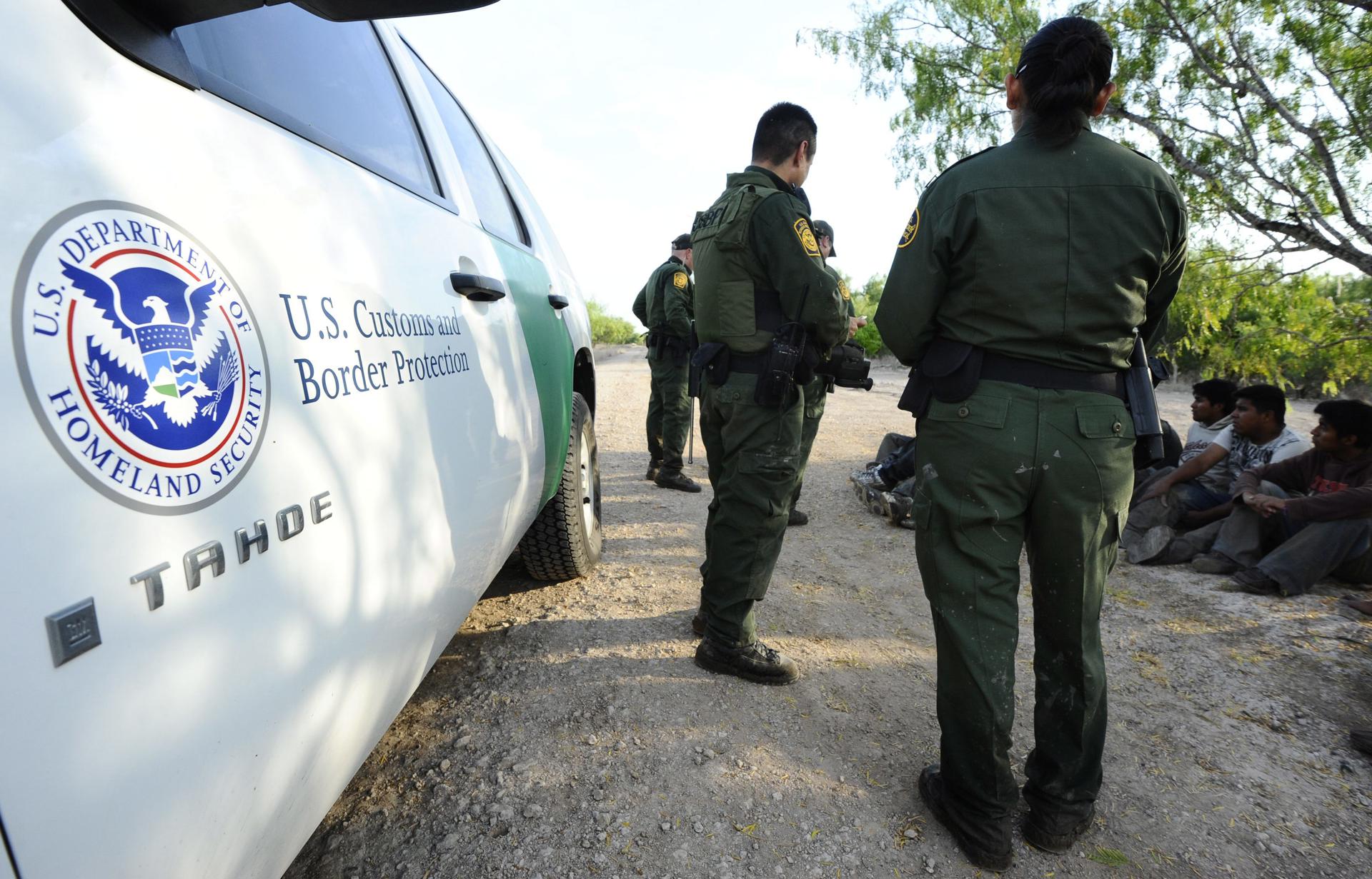Fotografía de archivo en la que se registró a miembros de la Patrulla Fronteriza de Estados Unidos, al vigilar el paso ilegal de migrantes por el río Grande, en McAllen (Texas, EE.UU.). EFE/Larry W. Smith