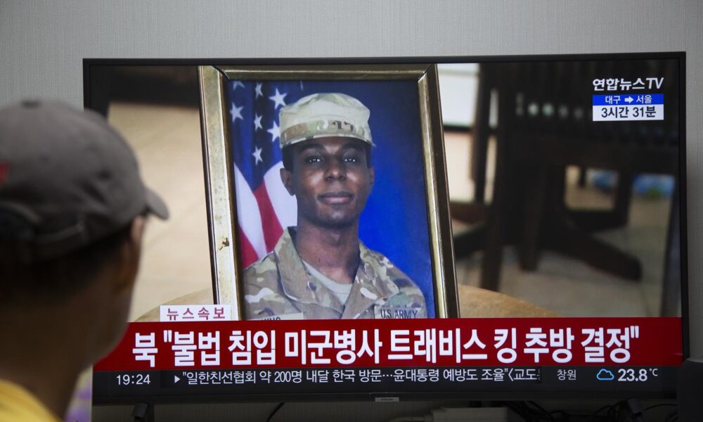 Vista de un noticiero de Corea del Sur en el que se registra, este 27 de septiembre de 2023, la imagen del soldado estadounidense Travis King, que se encontraba en Corea del Norte. EFE/Jeon Heon-Kyun