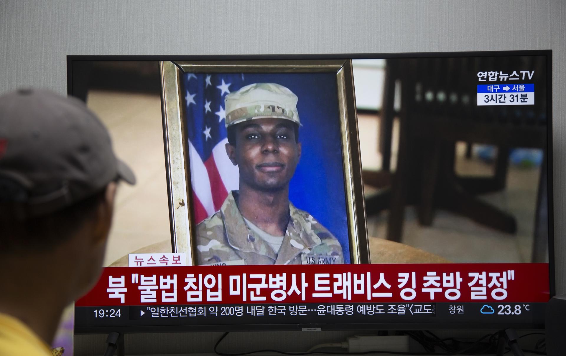 Vista de un noticiero de Corea del Sur en el que se registra, este 27 de septiembre de 2023, la imagen del soldado estadounidense Travis King, que se encontraba en Corea del Norte. EFE/Jeon Heon-Kyun