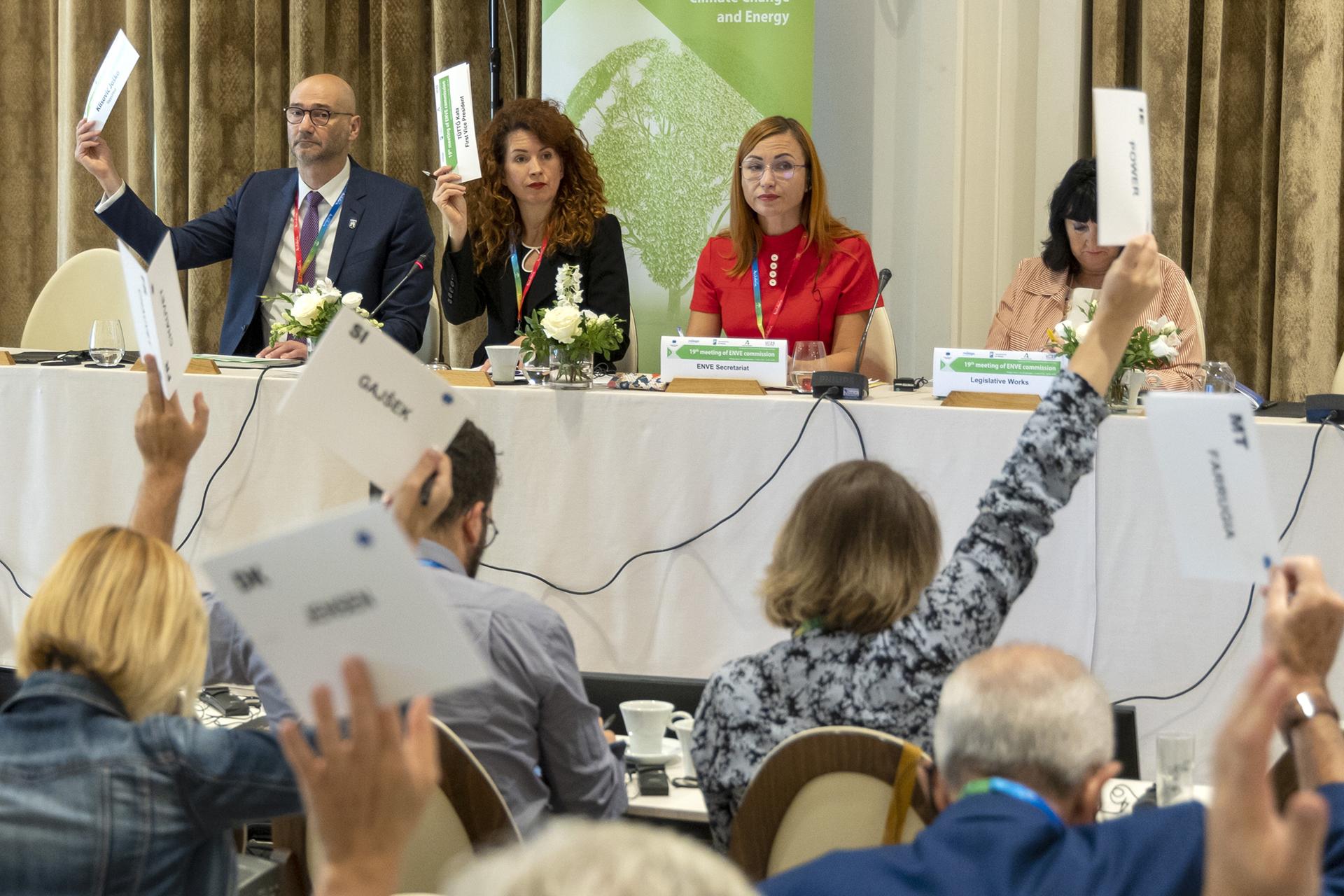 Un momento de la Reunión de la Comisión ENVE (cambio climático, medio ambiente y energía) que se celebra en Málaga los días 28 y 29 de septiembre. EFE/Álvaro Cabrera