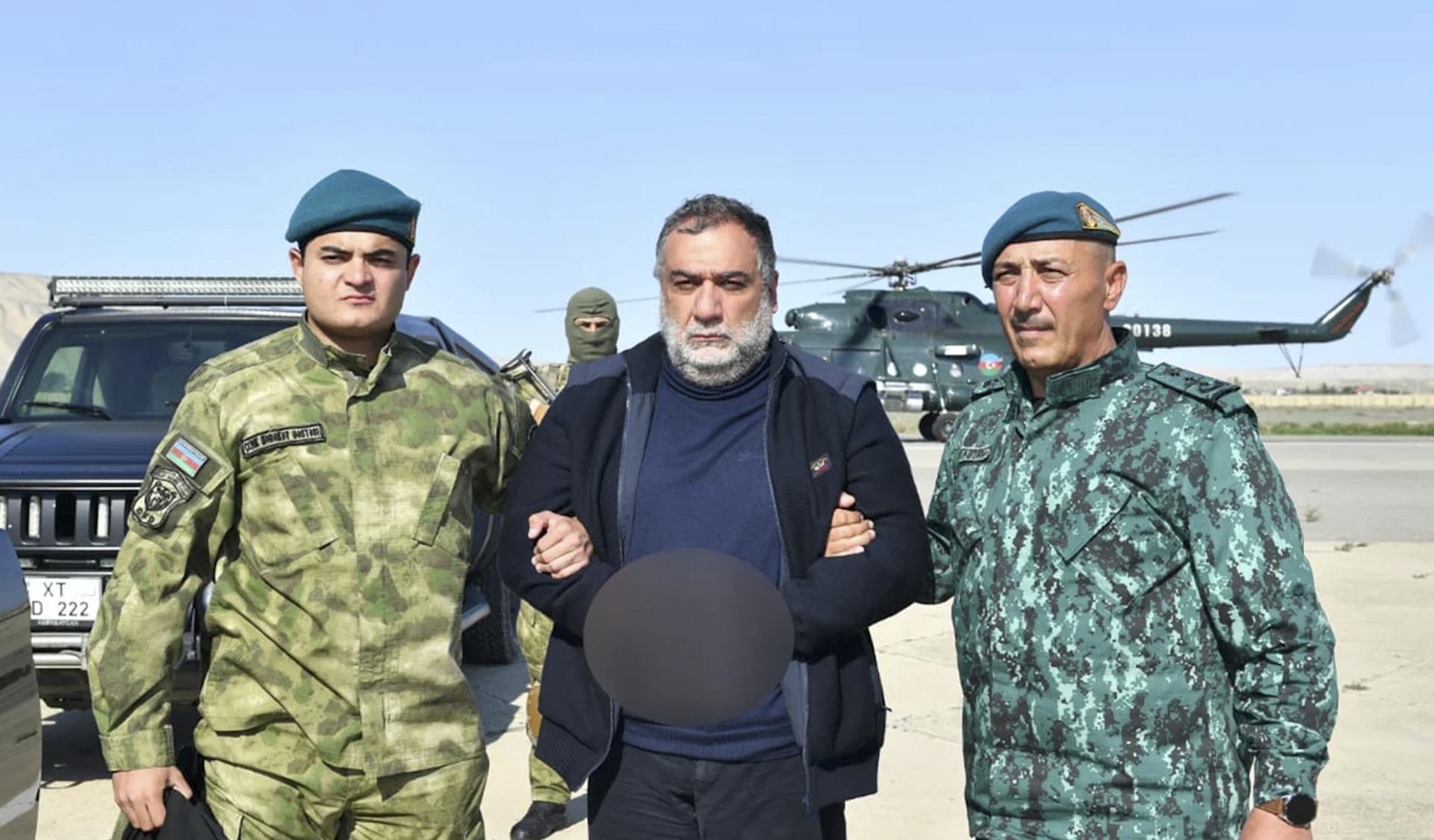 El exprimer ministro de Nagorno Karabaj Ruben Vardanián, durante su detención en la frontera. EFE/EPA/STATE BORDER SERVICE OF AZERBAIJAN / HANDOUT HANDOUT EDITORIAL USE ONLY/NO SALES