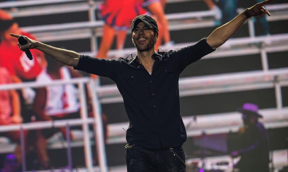 Imagen de archivo del cantante Enrique Iglesias durante una actuación. EFE/EPA/Marton Monus