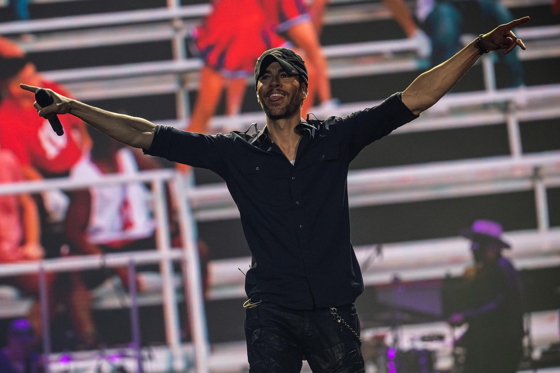 Imagen de archivo del cantante Enrique Iglesias durante una actuación. EFE/EPA/Marton Monus