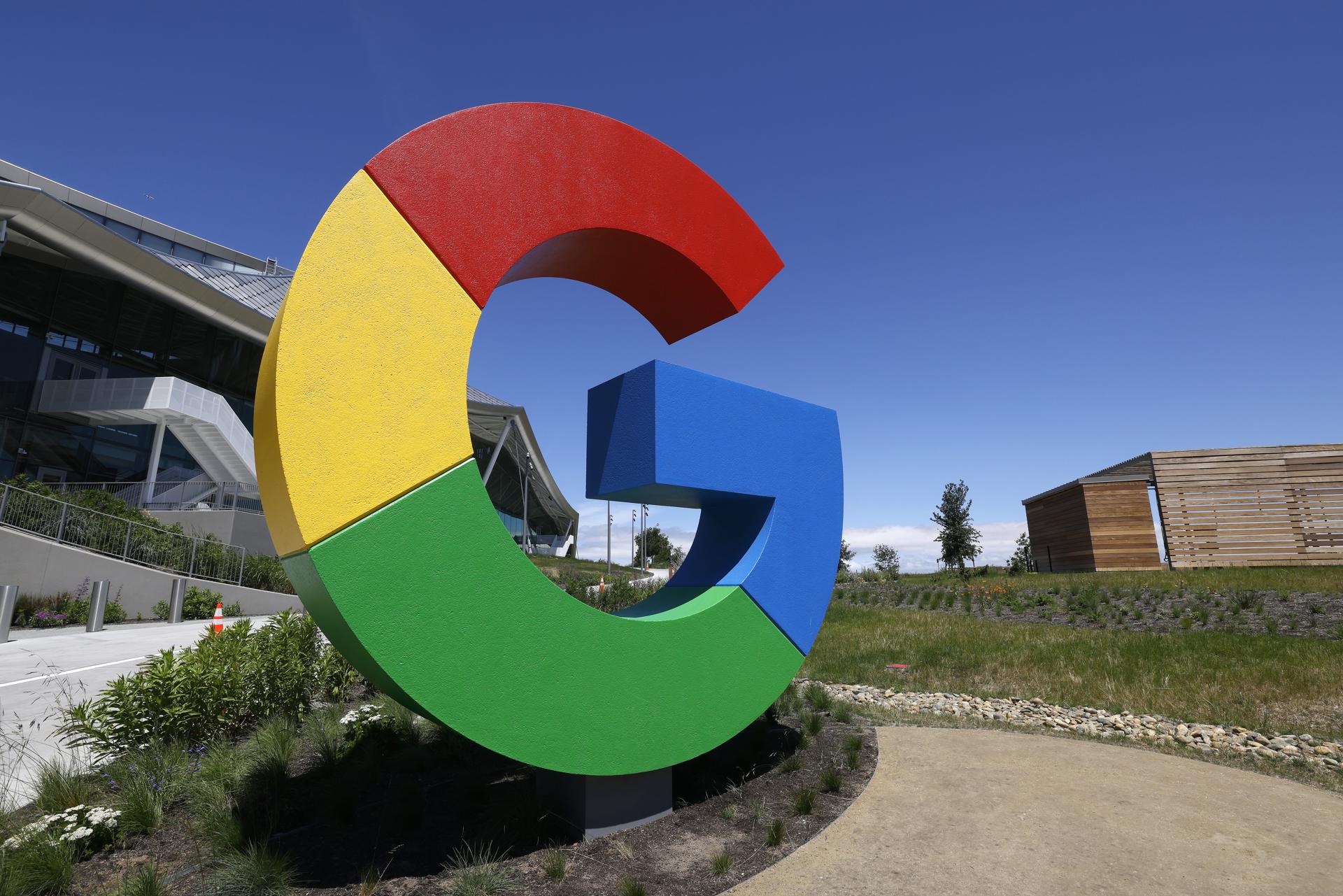 Fotografía de archivo en la que se registró el logo de Google, en el campus de la compañía, en Mountain View (California, EE.UU.) EFE/John G. Mabanglo