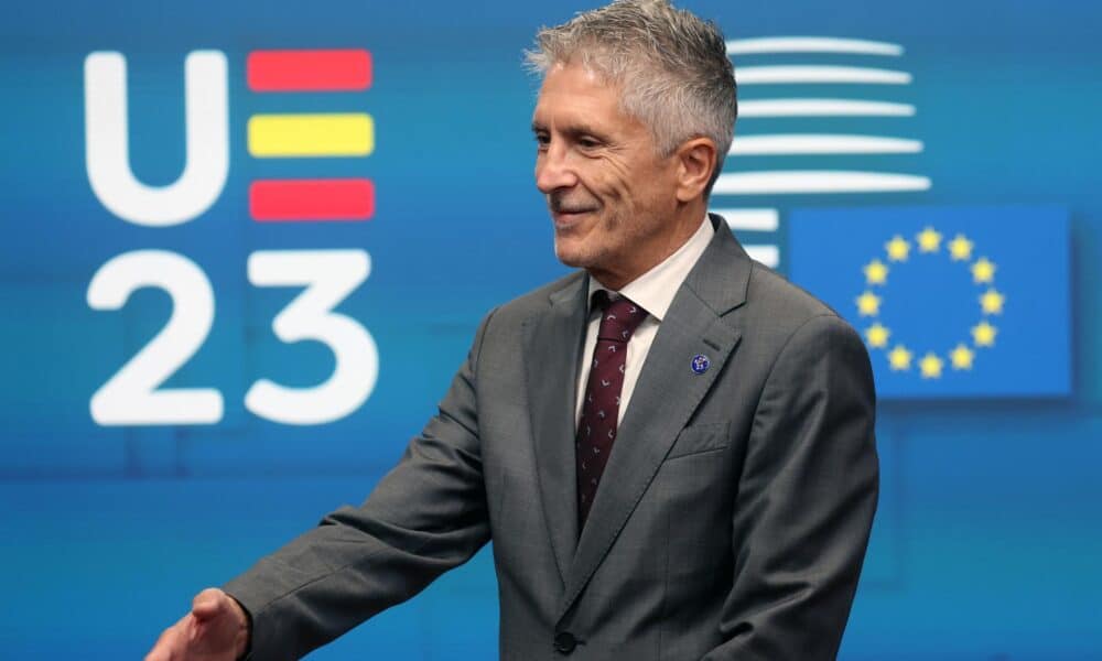 El ministro del Interior, Fernando Grande-Marlaska, dijo este jueves que los países de la Unión Europea están "muy cerca" de un acuerdo sobre la última pieza pendiente del Pacto europeo de Migración y Asilo, el Reglamento sobre la Gestión de Crisis.
"Estamos llegando y ya casi estamos alcanzando ese equilibrio entre posiciones de distintos países", dijo Grande Marlaska a su llegada a un Consejo de Interior en el que se pasará revista a las negociaciones de ese pacto migratorio.
"Como sabéis, esto es una negociación y la negociación es conseguir el equilibrio entre los intereses de todos los Estados", añadió.
EFE/EPA/OLIVIER HOSLET