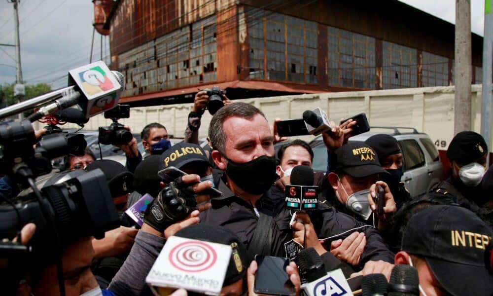 Alejandro Sinibaldi ingresa a la Torre de Tribunales custodiado por policías en Ciudad de Guatemala, en una fotografía de archivo. EFE/Esteban Biba