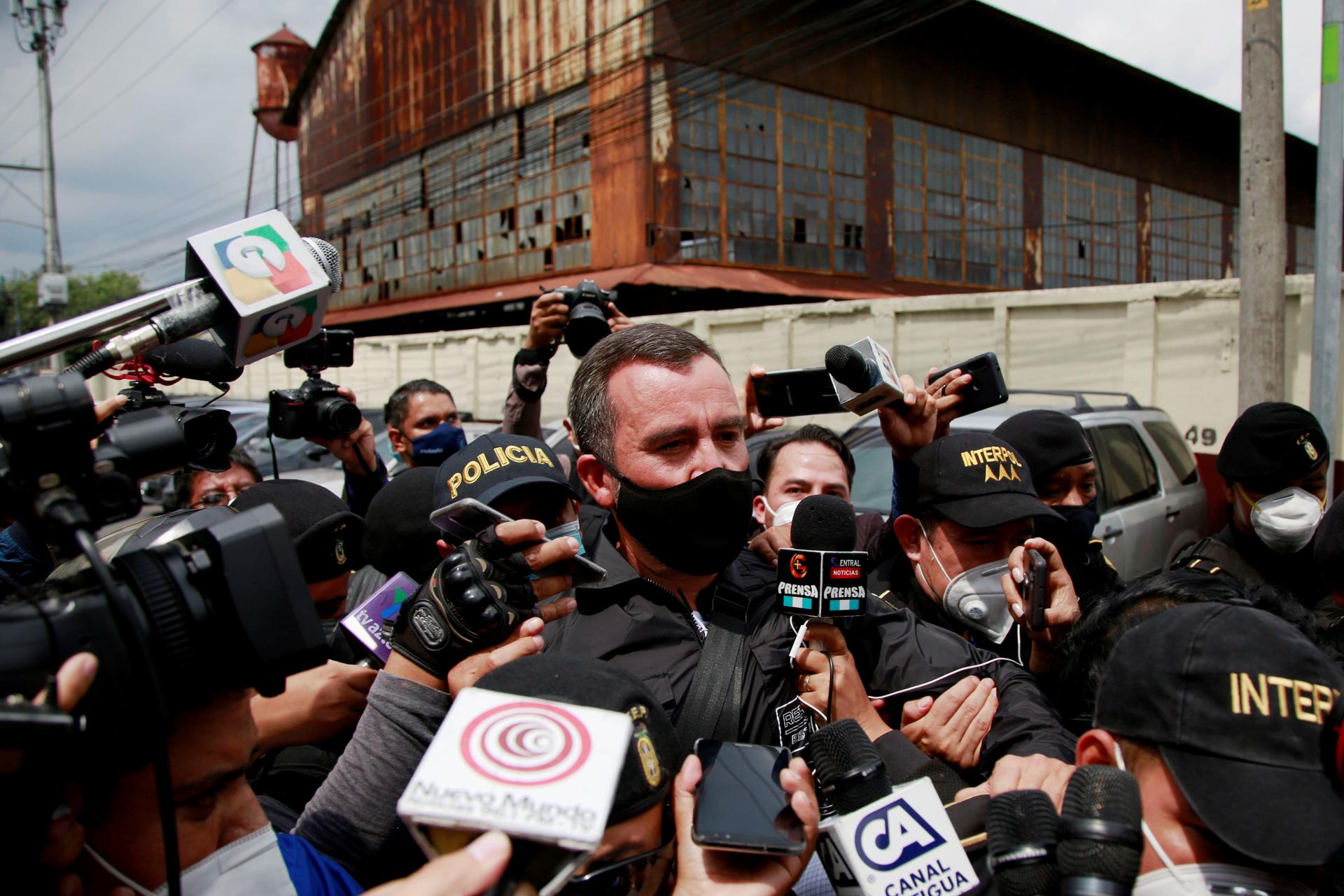 Alejandro Sinibaldi ingresa a la Torre de Tribunales custodiado por policías en Ciudad de Guatemala, en una fotografía de archivo. EFE/Esteban Biba