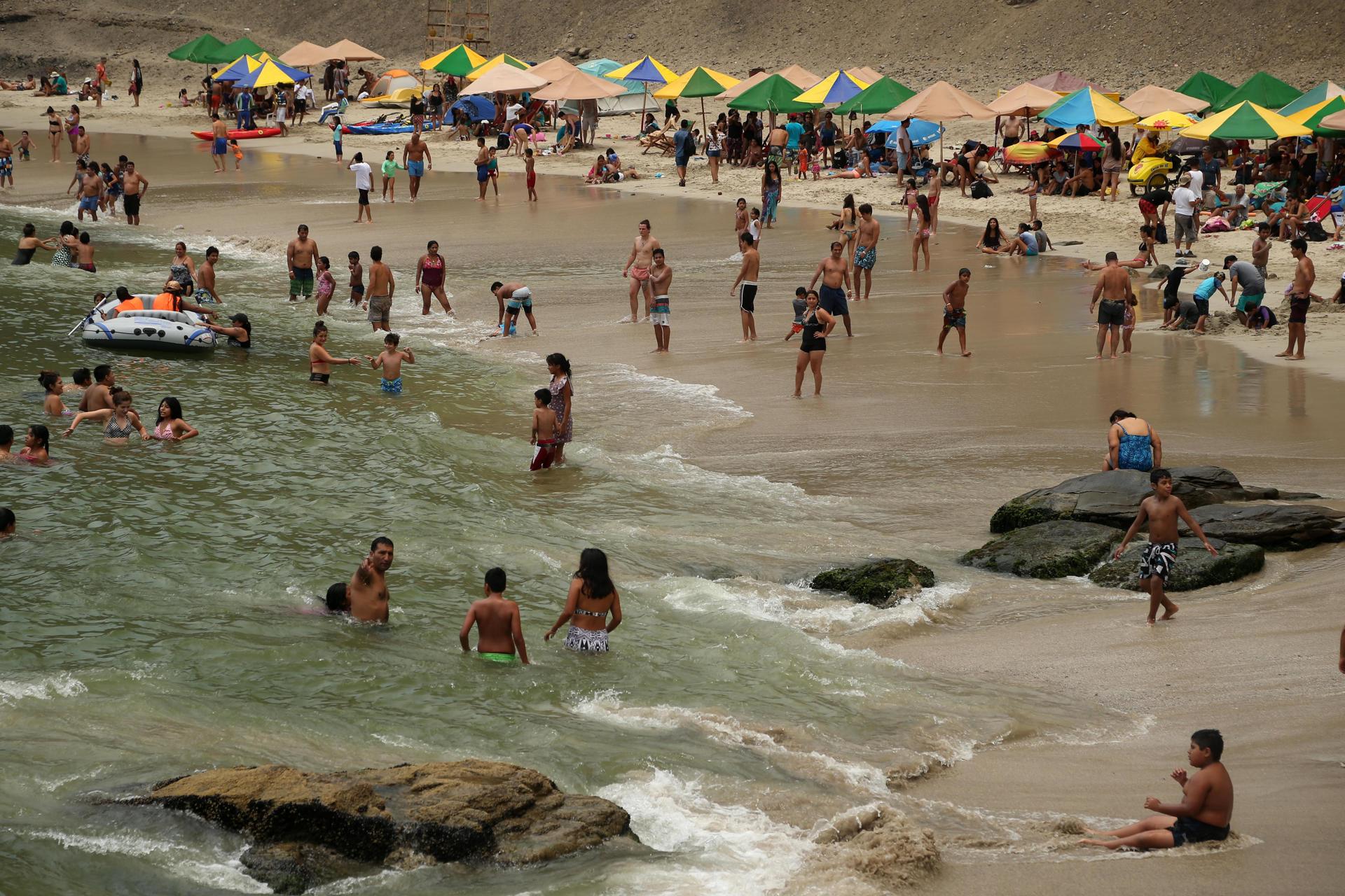 Fotografía de archivo de un grupo de turistas bañándose en la playa denominada como "la mina" dentro de la Reserva de Paracas la cual es una de las Áreas Naturales Protegidas del Perú (ANP). EFE/Ernesto Arias