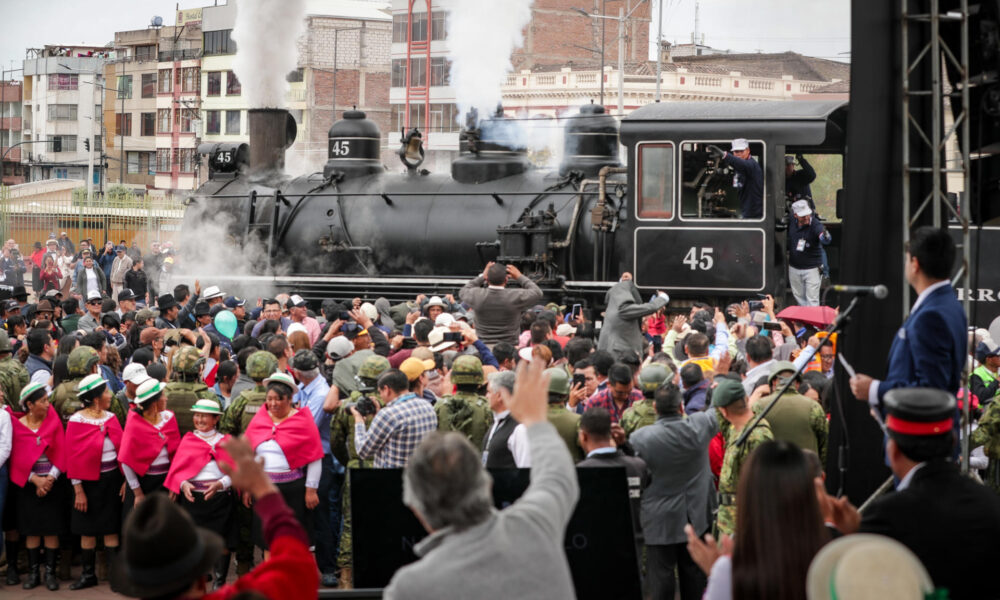 Fotografía cedida por la Presidencia de Ecuador que muestra el momento de la llegada del Tren del Ecuador a la Plaza Eloy Alfaro, hoy, en la ciudad de Riobamba. (Ecuador). EFE/ Presidencia De Ecuador