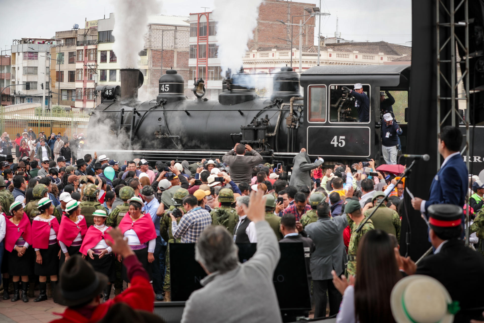 Fotografía cedida por la Presidencia de Ecuador que muestra el momento de la llegada del Tren del Ecuador a la Plaza Eloy Alfaro, hoy, en la ciudad de Riobamba. (Ecuador). EFE/ Presidencia De Ecuador