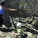 Fotografía de archivo de un niño y una joven que ayudan a construir una pared de lodo. EFE/Gustavo Amador