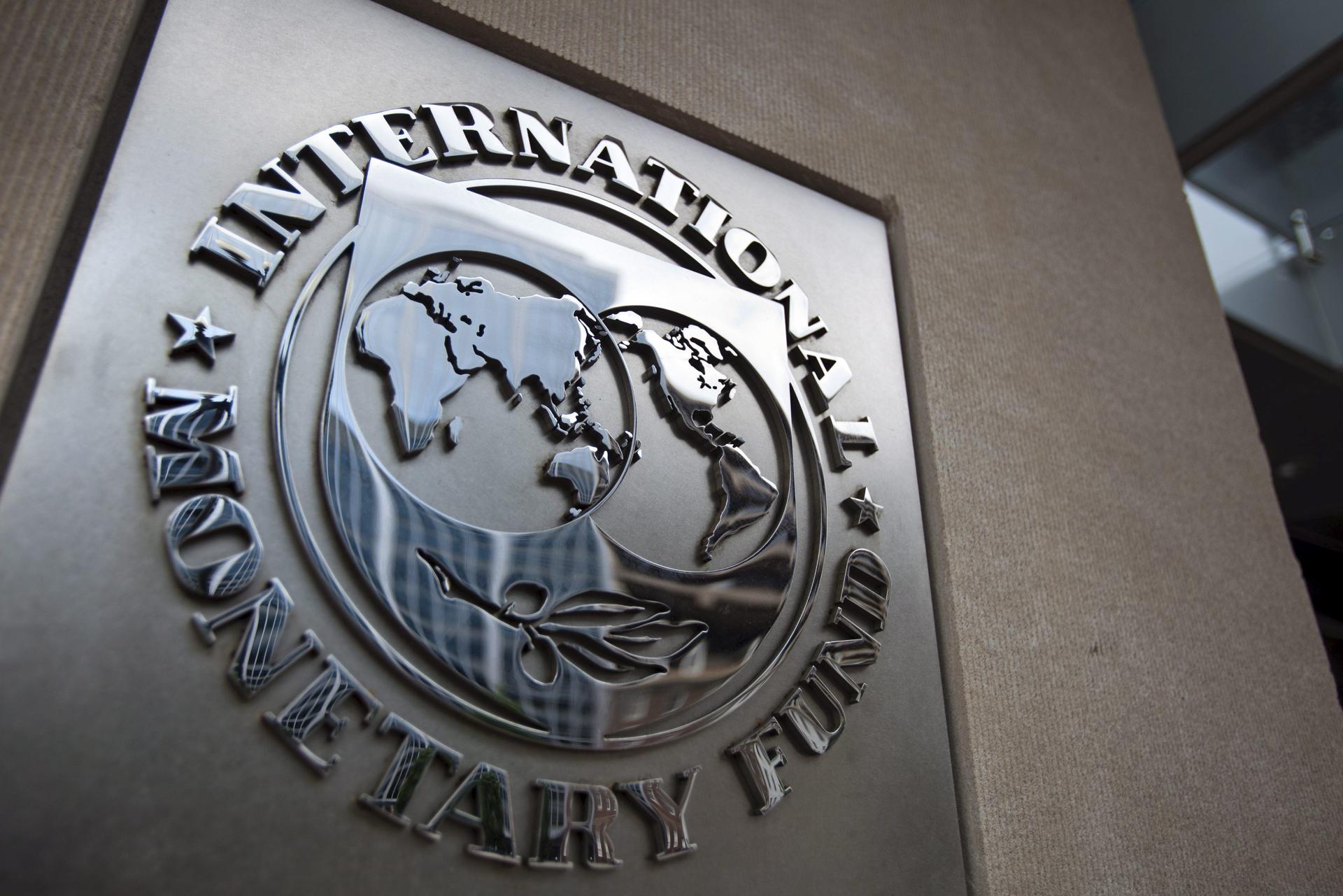 Imagen de archivo del logotipo del Fondo Monetario Internacional (FMI), en Washington DC, Estados Unidos. EFE/JIM LO SCALZO