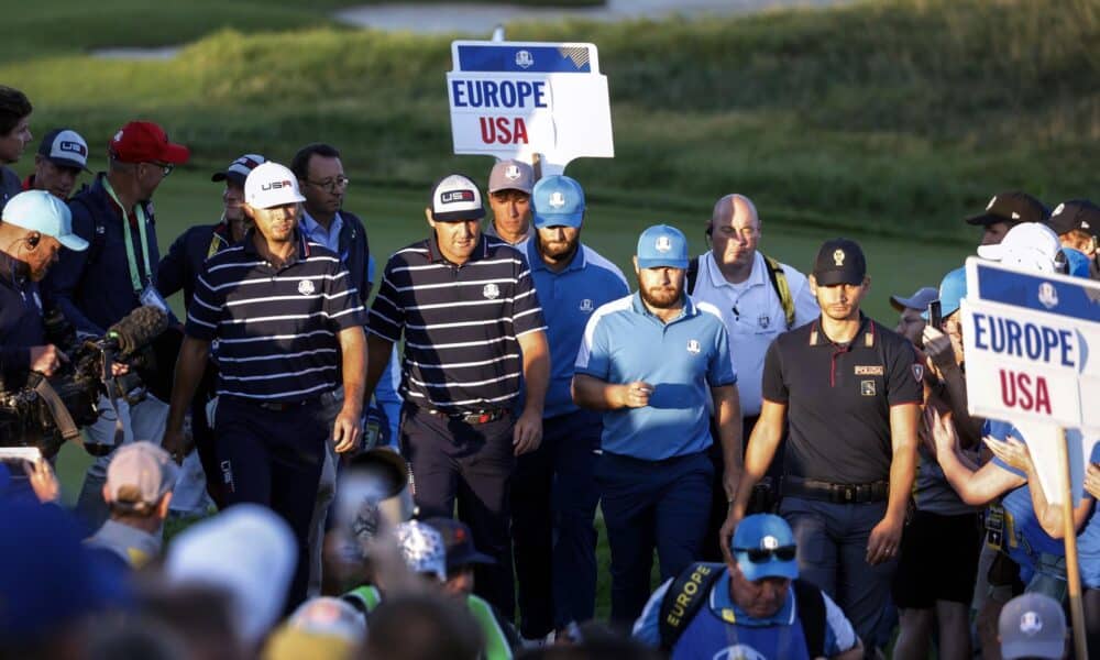 Sam Burns y Scottie Scheffler del equipo USA, y Tyrrell Hatton y Jon Rahm del equipo Europa caminan durante los partidos de Foursomes en el primer día del torneo de golf Ryder Cup 2023 en Guidonia, cerca de Roma, Italia. EFE/EPA/FABIO FRUSTACI