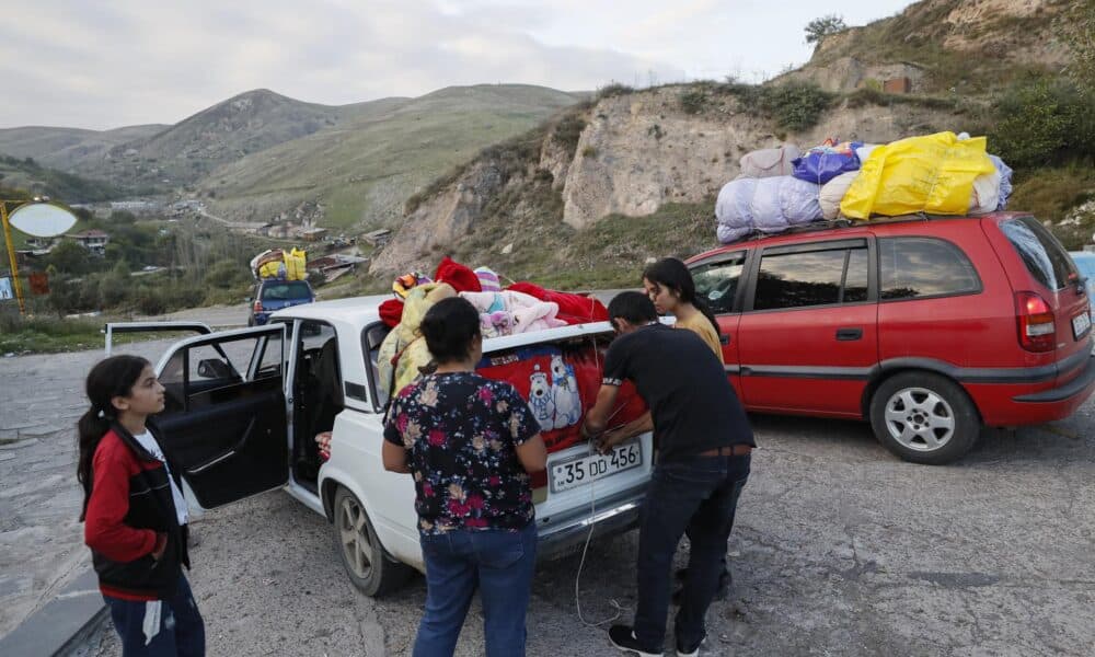 El presidente de la autoproclamada república de Nagorno Karabaj, Samvel Shajramanián, decretó hoy la disolución de la entidad separatista en territorio de Azerbaiyán.
"Todos los órganos estatales y las organización dependientes de ellos deben disolverse antes del 1 de enero de 2024, y la república de Nagorno Karabaj (Artsaj) deja de existir", señala el decreto recogido por medios armenios.
El documento firmado por Shajramanián señala que los habitantes de Nagorno Karabaj, incluidos los que se encuentran fuera de su territorio, deben tomar nota de las condiciones presentadas por Azerbaiyán para la reintegración para luego "decidir individualmente" si permanecen en Nagorno Karabaj o regresan a él.
La disolución de la autoproclamada repúlica de Nagorno Karabaj, por nadie reconocida, ni siquiera por Armenia, fue una de las condiciones impuestas por Azerbaiyán para detener la operación militar que lanzó el pasado día 19 contra el enclave y que concluyó al día siguiente con la capitulación de los karabajíes.
Representantes del Gobierno azerbaiyano y de los armenios de Karabaj han mantenido desde entonces dos reuniones para abordar la reintegración ese territorio en Azerbaiyán.
La capitulación de la república de Nagorno Karabaj ha provocado el éxodo de karabajíes hacia Armenia.
Más de la mitad de la población del enclave, estimada en unos 120.000 mil habitantes, ha abandonado desde el domingo sus hogares y se ha trasladado a Armenia.
EFE/EPA/ANATOLY MALTSEV