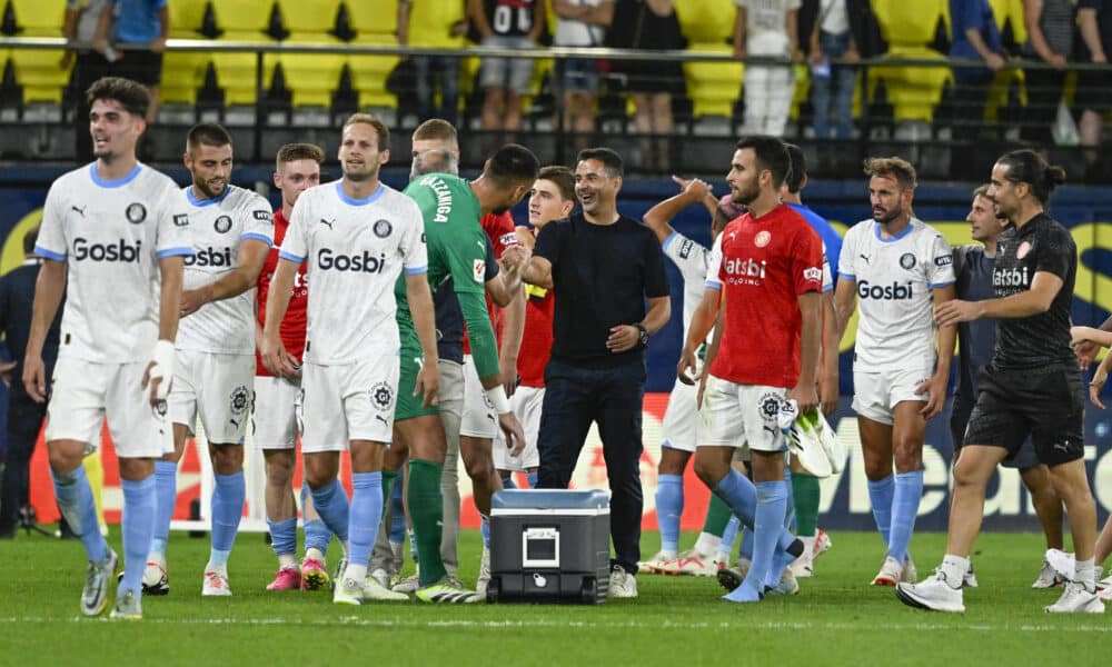 Los jugadores y el técnico del Girona, Míchel Sánchez, celebran su victoria en el campo del Villarreal que les dio el liderato de LaLiga por primera vez en su historia. EFE / Andreu Esteban.