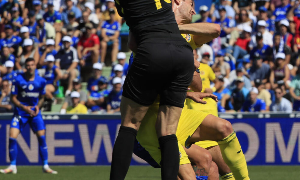 El portero sueco del Villarreal Filip Jorgensen detiene un balón durante el partido de la octava jornada de Liga de Primera División disputado este sábado en el Coliseum Alfonso Pérez de Getafe. EFE/Fernando Alvarado