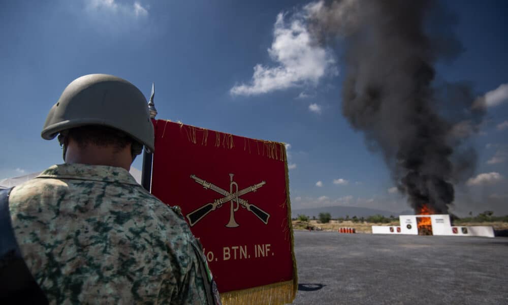 Soldados del Ejército Mexicano queman hoy un alijo decomisado de estupefacientes, en la VII Zona Militar en Apodaca, estado de Nuevo León (México). EFE/Miguel Sierra