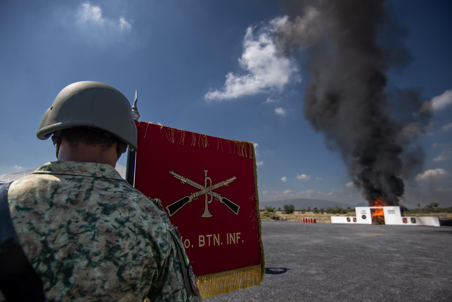 Soldados del Ejército Mexicano queman hoy un alijo decomisado de estupefacientes, en la VII Zona Militar en Apodaca, estado de Nuevo León (México). EFE/Miguel Sierra