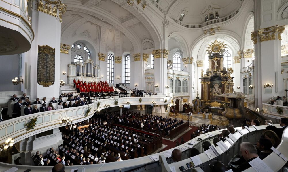 Servicio religioso en la iglesia de St. Michaelis antes de las celebraciones del Día de la Unidad Alemana, en Hamburgo, Alemania, el 3 de octubre de 2023. EFE/EPA/Morris MacMatzen / POOL