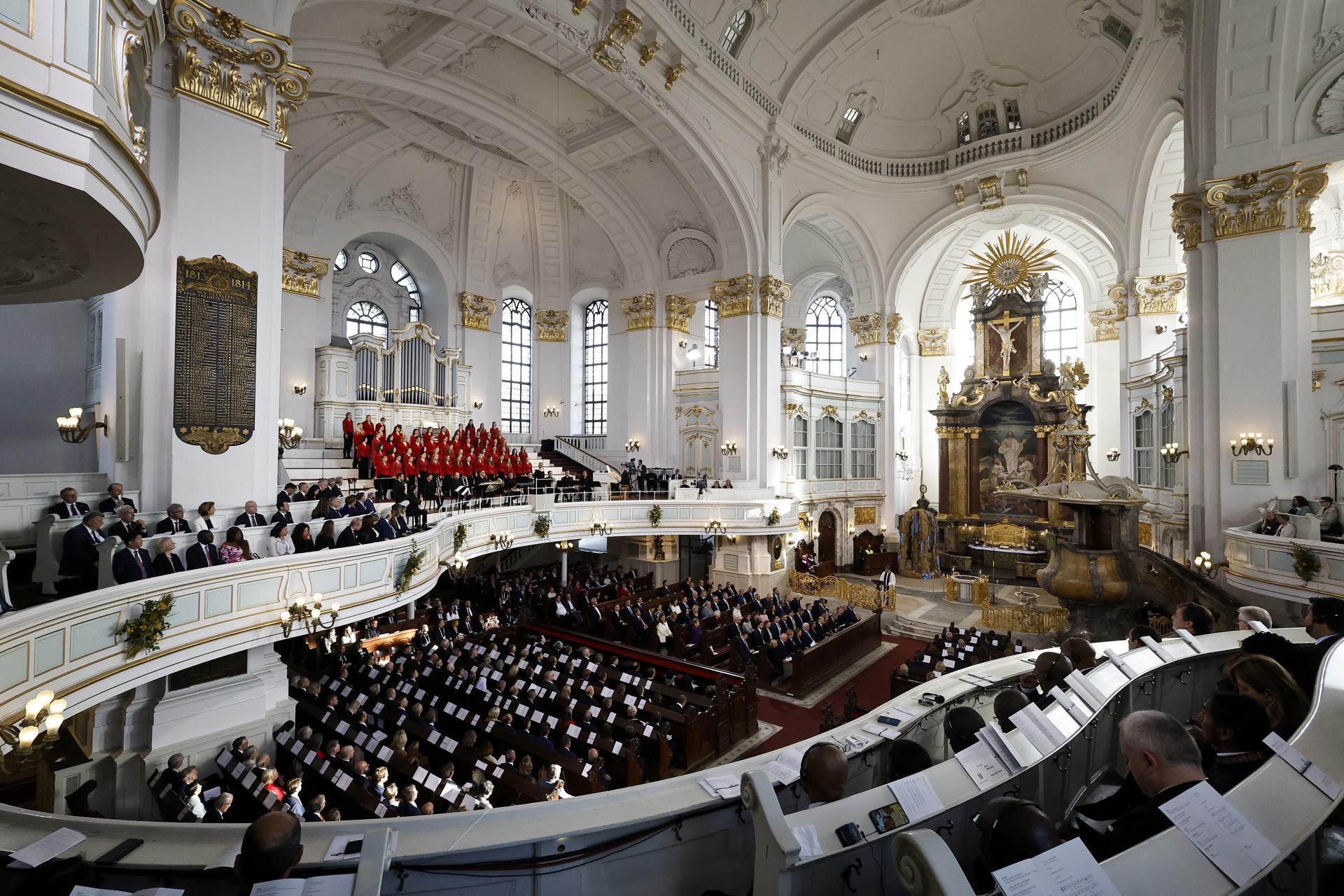 Servicio religioso en la iglesia de St. Michaelis antes de las celebraciones del Día de la Unidad Alemana, en Hamburgo, Alemania, el 3 de octubre de 2023. EFE/EPA/Morris MacMatzen / POOL